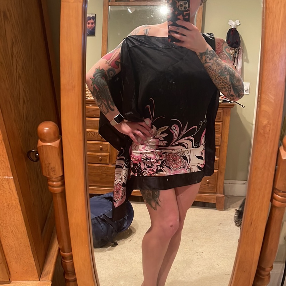 Y2K AF bebe scarf dress. Very flattering with asymmetrical shoulder/arm detail.